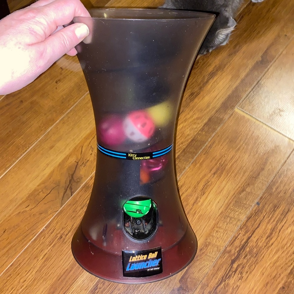 Ball Shooter for pets Shoots Balls Regularly Great 4 Cats & Smaller Dogs